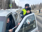 В Тайшетском районе сотрудники ГАИ напомнили водителям на трассе о правилах движения