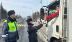 В Тайшетском районе сотрудники ГАИ напомнили водителям на трассе о правилах движения