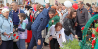 Жители Тайшета возложили цветы к мемориалу памяти на привокзальной площади - ИА Тайшет24
